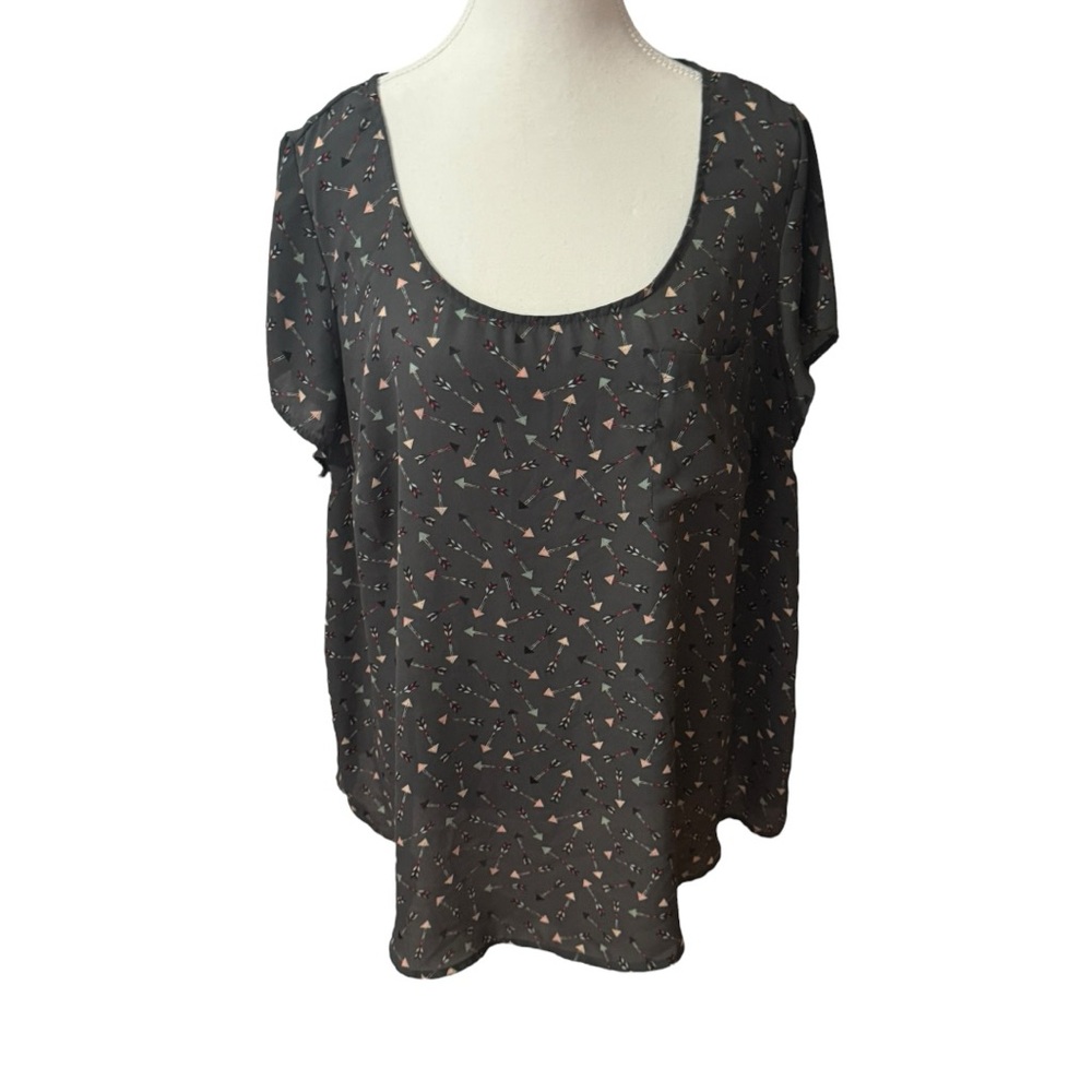 Torrid Abbey Arrow Georgette Button Back Blouse Size 2 2X Short Sleeve Grey - Picture 7 of 12